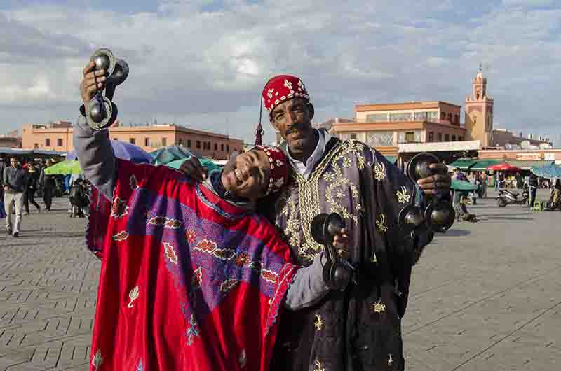 24 - Marruecos - Marrakech - plaza Jamaa el Fna - hombres con trajes tipicos